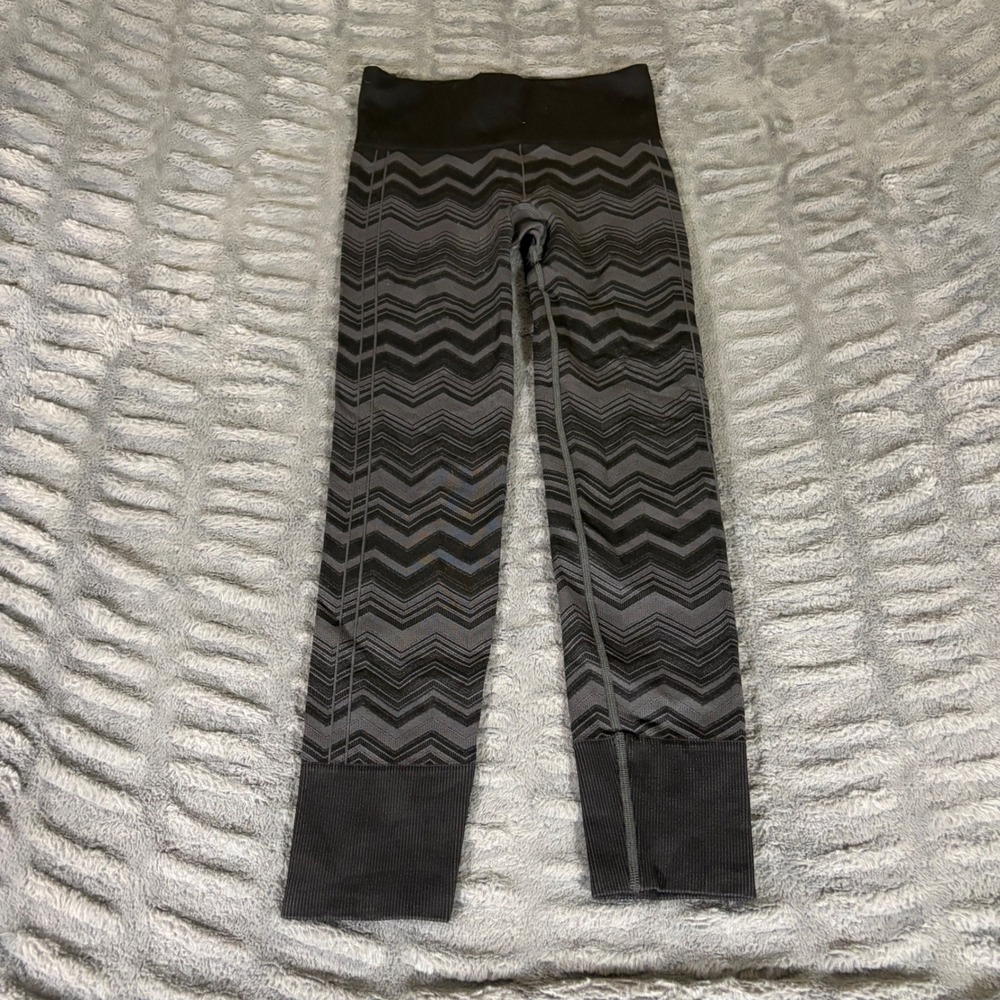 Lululemon Ebb to Street Tight Chevron Black Gray Seamless Leggings Size 4